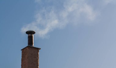 Yalnız Akıllı Bıdık huni bulutlar olmadan açık Eğer mavi gökyüzü üzerinde