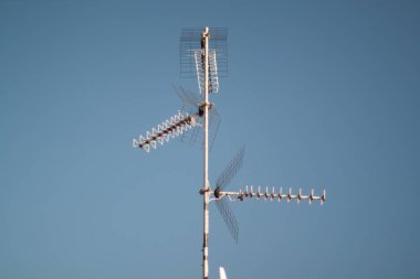 İyi hava koşulları ve blu çatıda birkaç antenler