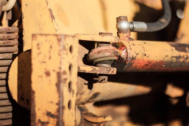 Eski ve paslı makine güneş ışık