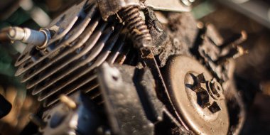 Eski ve paslı moto akşam güneşi ışık gördüm 