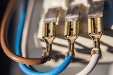 Üç kablo fişleri beyaz ana anahtara bağlı