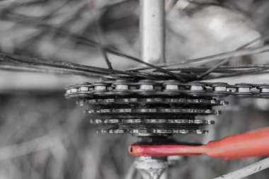 Kırmızı bisiklet zincir dişli ve zincir arka tekerlek önünde 