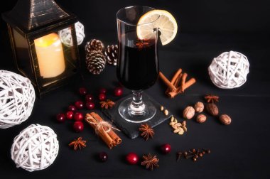 Mulled şarap, sıcak içecek ile baharat bir siyah arka plan, şarap, alkol, kış, kar