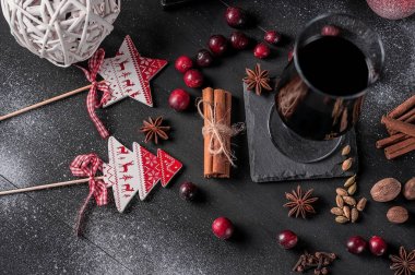 Mulled şarap, sıcak içecek ile baharat bir siyah arka plan, şarap, alkol, kış, kar
