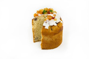 Paskalya pastası tatlı ve şekerli meyvelerle bembeyaz arkaplanda kesilmiş bir parça..