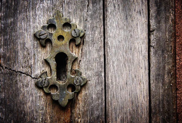 古い板張りの木製のドアの鍵穴 — ストック写真