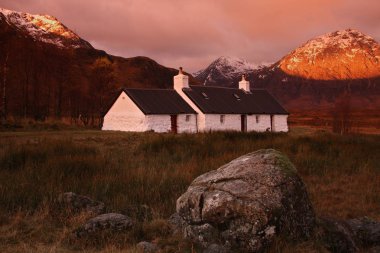 Kara kaya yazlık, Rannoch Moor, gündoğumu İskoç yaylaları
