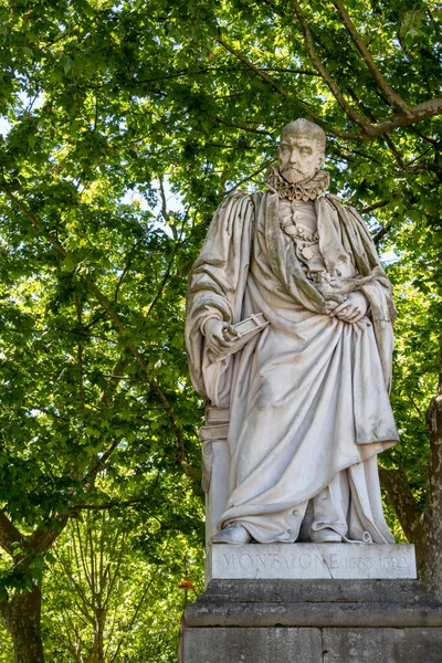 Michel Montaigne 'nin heykeli. Eski belediye başkanı ve yazarı.