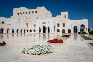 Muscat 'taki Kraliyet Opera Salonu Umman Sultanlığı' nda müzik sanatları ve kültürün önde gelen yerlerinden biridir..