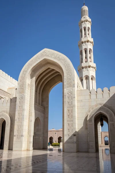 1992 'de, Sultan Qabus ibn Said ülkenin en büyüğü olması planlanan yeni bir cami inşası için düzenlemeler yaptı..