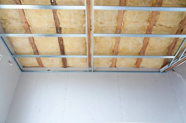 Tavan yalıtımı inşaatı — Stok fotoğraf