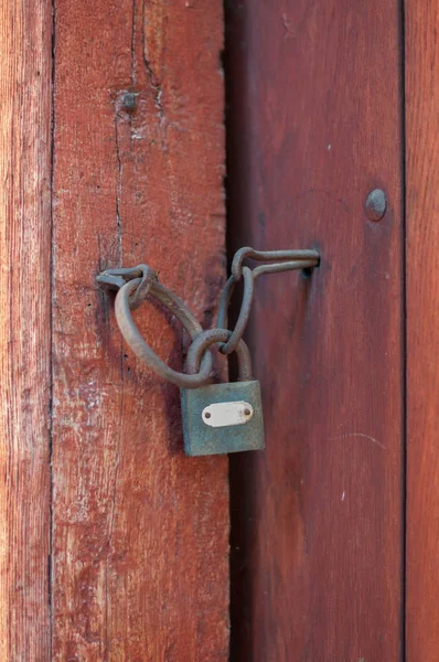 Onderdeel van houten deur wit hangslot — Stockfoto