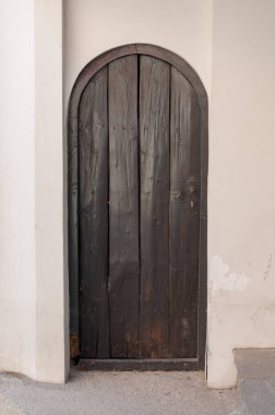 Beyaz duvar eski ahşap kapı