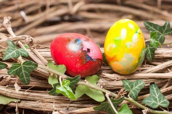 Dois ovos de Páscoa em um ninho — Fotografia de Stock