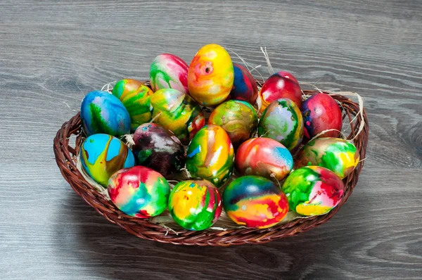 Cesta de ful con coloridos huevos de gallina de Pascua — Foto de Stock