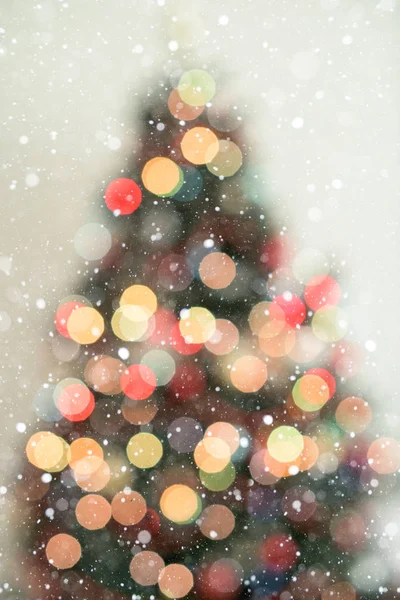 Kar Yağışlı Bokeh Noel Ağacı Arka Planı Odaklanmış Işıklar — Stok fotoğraf