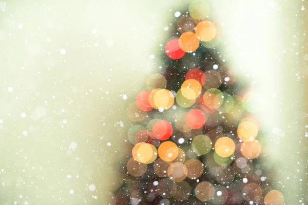 Bokeh Fundo Árvore Natal Com Queda Neve Luzes Desfocadas — Fotografia de Stock