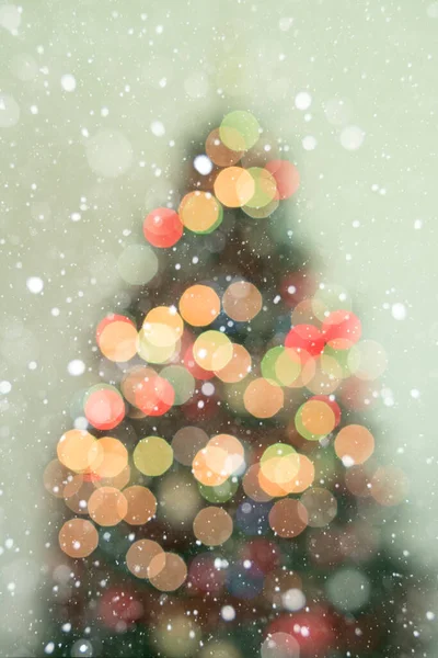 Celebración Iluminación Borrosa Árbol Navidad Con Nevadas Para Fondo — Foto de Stock