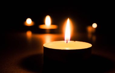 Karanlıkta mum ışığı