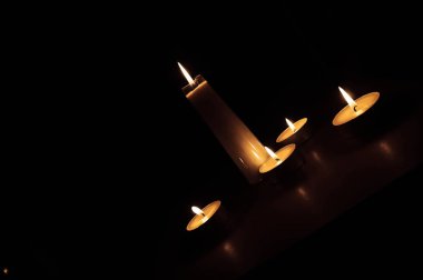 Karanlıkta mum ışığı