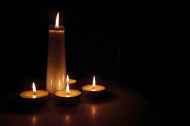 Karanlıkta mum ışığı