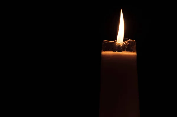 Lumière de bougie dans le noir — Photo