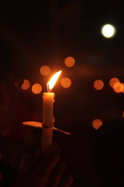 Karanlıktaki mum