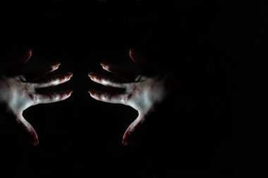 Eller siyah arkaplanda