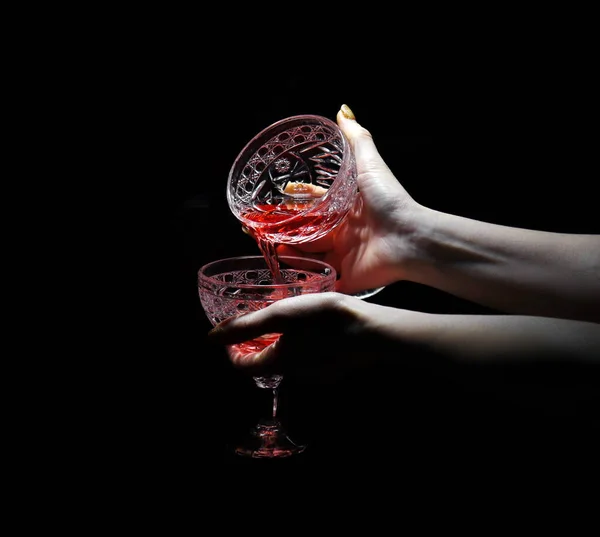 Deux Mains Tiennent Des Verres Vin Sur Fond Sombre — Photo