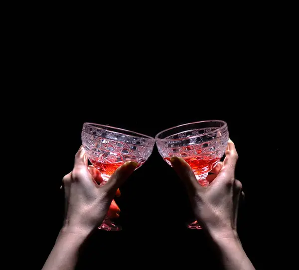 Dos Manos Sostienen Copas Vino Con Vino Sobre Fondo Oscuro —  Fotos de Stock
