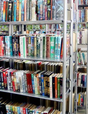 Kütüphanedeki raflarda bulunan kitaplar.