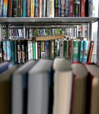 Kütüphanedeki raflarda bulunan kitaplar.