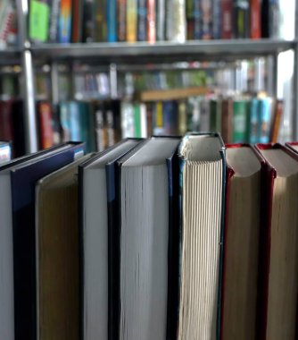 Kütüphanedeki raflarda bulunan kitaplar.