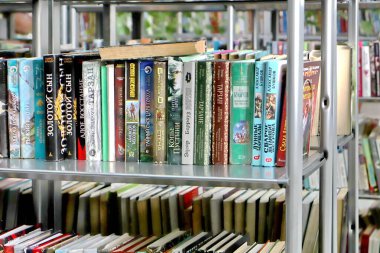 Kütüphanedeki raflarda bulunan kitaplar.