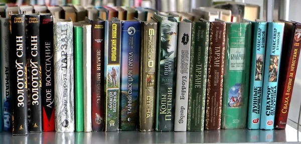 Kütüphanedeki raflarda bulunan kitaplar.