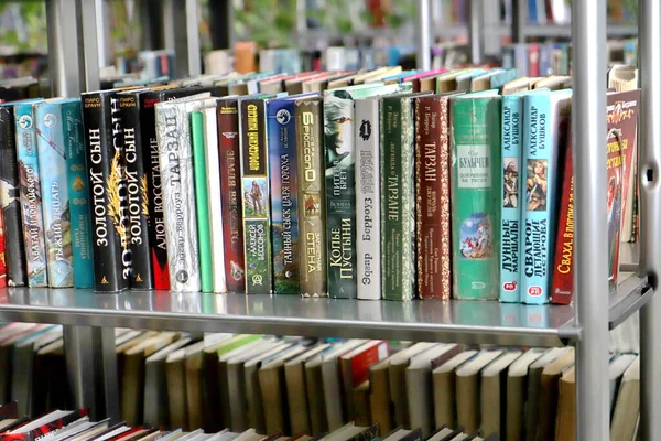 Kütüphanedeki raflarda bulunan kitaplar.