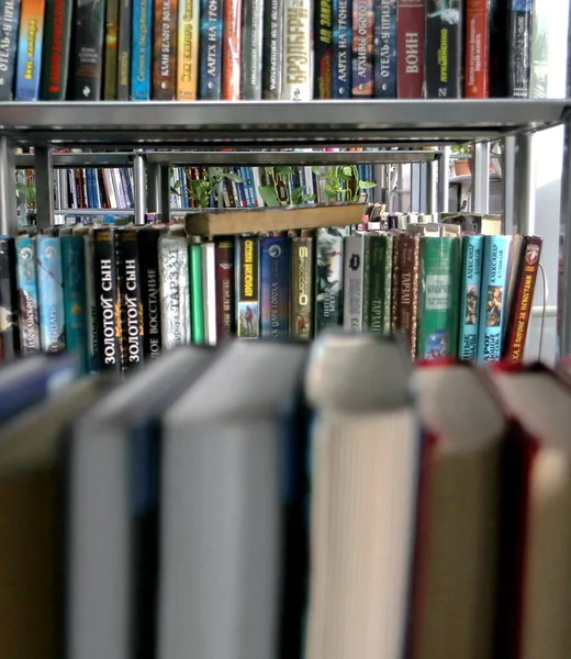 Kütüphanedeki raflarda bulunan kitaplar.