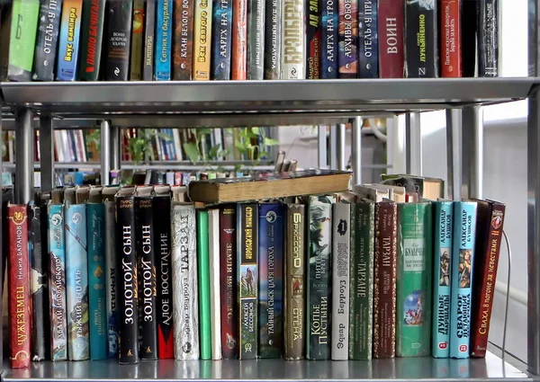 Kütüphanedeki raflarda bulunan kitaplar.