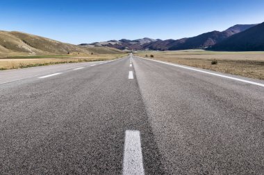 Dağdaki yaylada asfaltta uzun düz bir yol