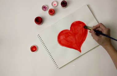 kalp bir beyaz kağıt üzerine kırmızı boya ile boyanır