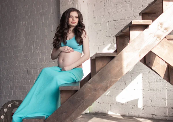 Těhotná Mladá Žena Modré Sukně Top Sedí Schodech Dřevěné Schodiště — Stock fotografie