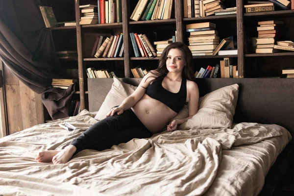 Mladá Těhotná Žena Leží Posteli Vlasy Rozptýleno Hledí Kamery — Stock fotografie