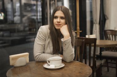Kız bir kafede oturuyor 