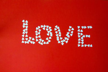 kalp bir beyaz kağıt üzerine kırmızı boya ile boyanır