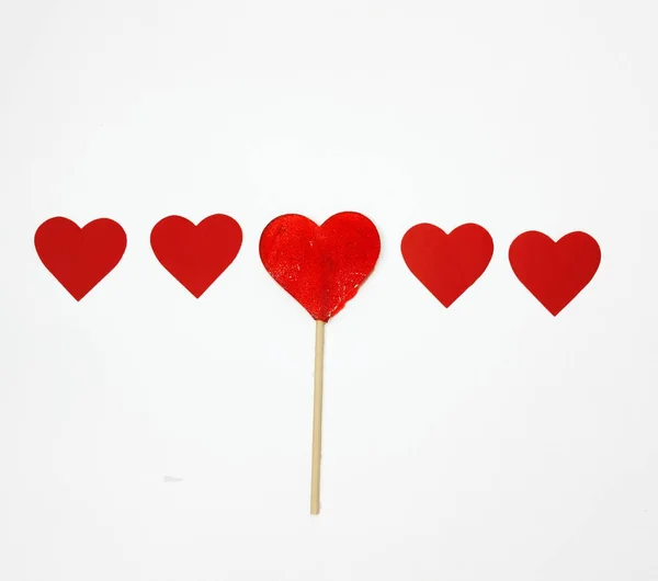 Eine Serie von fünf Herzen, darunter eine Süßigkeit in Form eines — Stockfoto