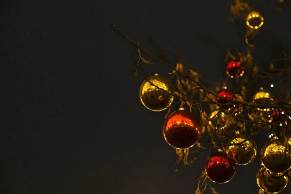 Noel topları bir ağaç gece arka planı üzerinde sk — Stok fotoğraf