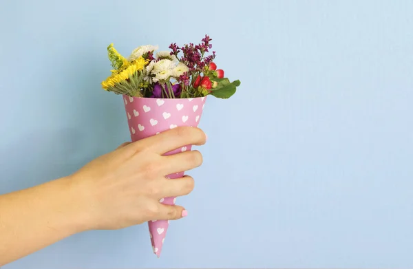 Flores en un cuerno para helado popart — Foto de Stock