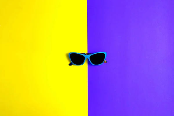 Las gafas de sol del color de la onda de mar sobre el fondo amarillo — Foto de Stock