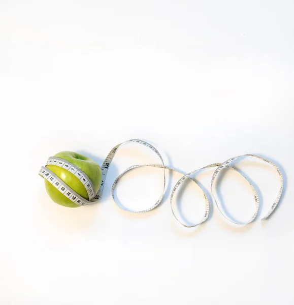 Manzana verde envuelta en una cinta métrica — Foto de Stock