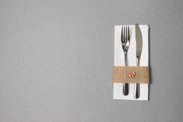 Weiße Serviette, Messer und Gabel, Platz zum Abendessen im rustikalen Stil — Stockfoto